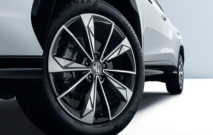 19-inch Tomahawk-style Sport Alloy Wheels<br/>Piano black precision machining process with tough spoke design, paired with low rolling resistance tires, balancing driving stability, handling texture and visual luxury.