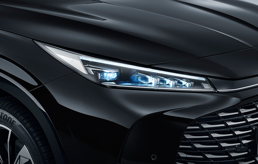 Hunting-eye Headlamp<br/>Newly designed Hunting-eye headl amps are both simple and powerful , with a high-tec h feel .