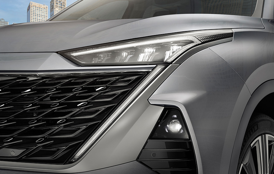 Full-width LED Lighting System<br/>Equipped with standard LED automatic headlights + full-width LED taillights and daytime running lights, providing clear illumination and outstanding recognizability.